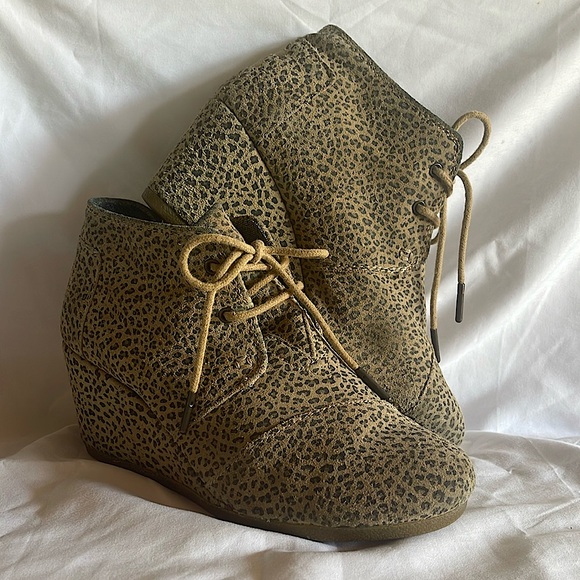 Tom’s cheetah bootie size 7 (Desert Wedge Suede) - Picture 4 of 5
